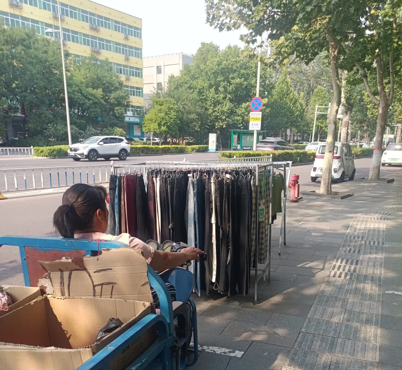 廊坊广阳金光道东首，一个女子开着电动三轮，用扩音器不停播放:每件10元，每件10