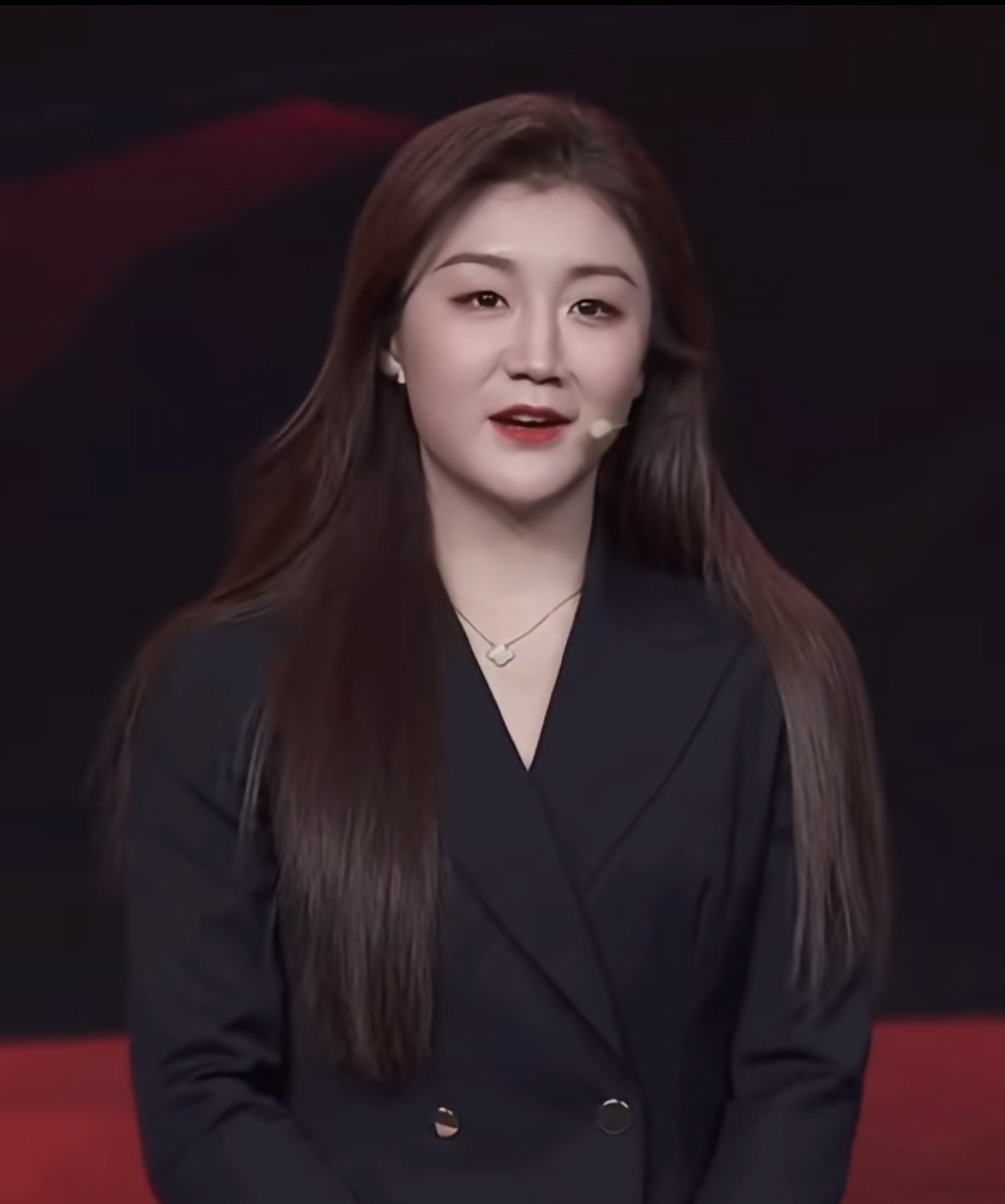 陈梦这姑娘简直不要太漂亮
这身披肩发配着黑色职业装
真的太美了，美不胜收！
期待