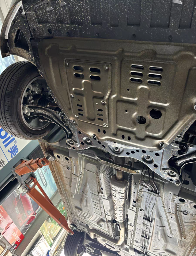 发动机下护板
买了车以后，就在某宝上花了100多元子买了个这东西，其实还在纠结要