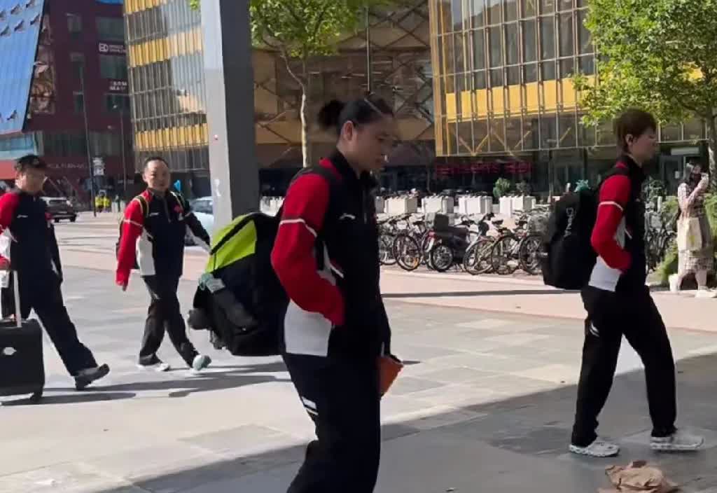 WTT瑞典大满贯，看到国青队教练任浩陪王曼昱上训。任浩是和樊振东同一批的国家队运