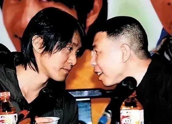 一次，冯小刚对周星驰说：“您是实力派演员。”结果周星驰反问他：“你认为我长得很难