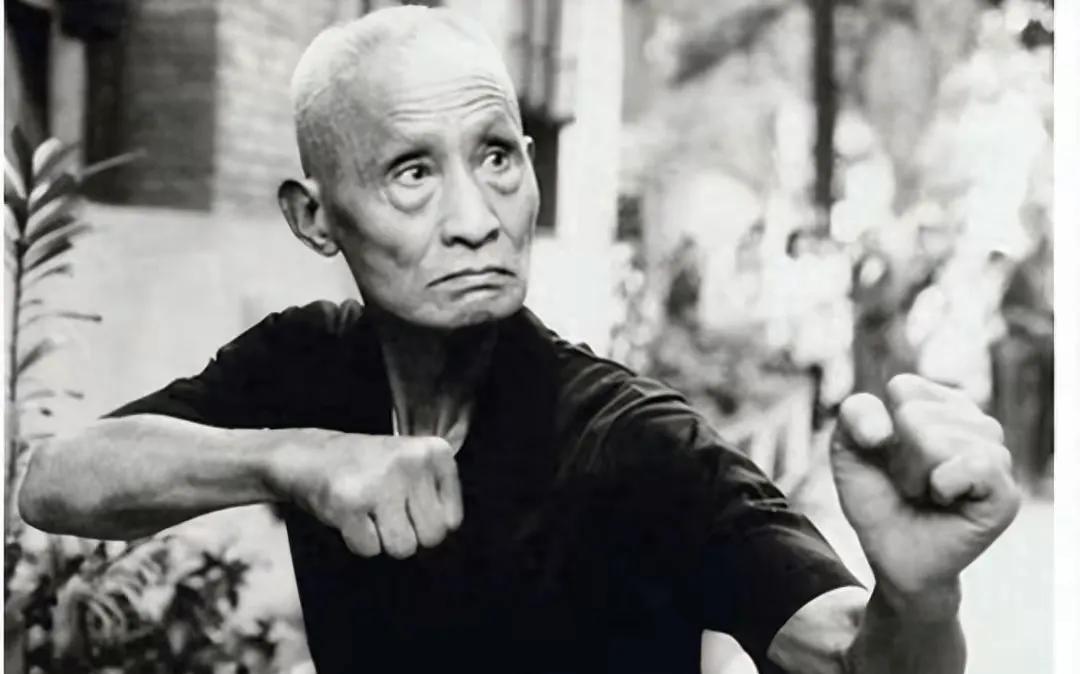 他是中华第一保镖，被捕后用鸡骨头逃狱杀死叛徒，杜月笙都避着走
1943年，寒风穿