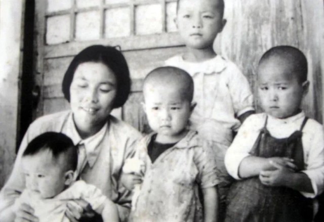 1945 年深夜，一男子爬进了延安保育院的窑洞。突然，他拿出锋利的匕首，残忍地在