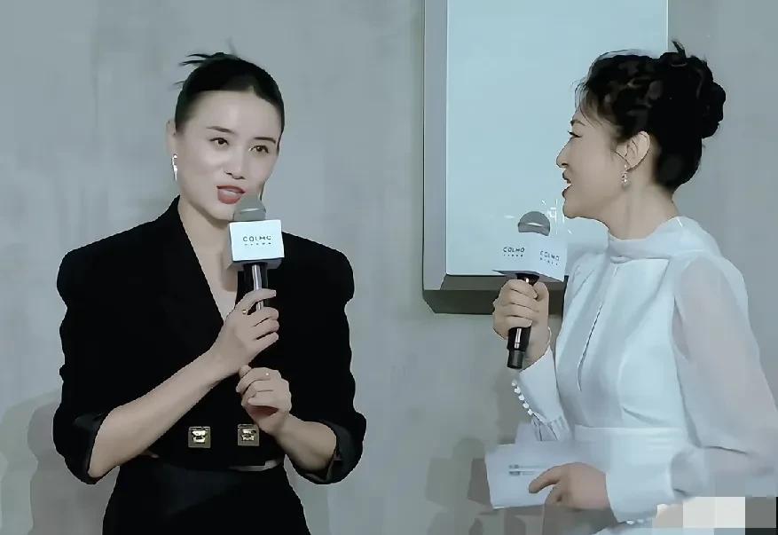 周涛和宋佳同框简直美炸了！周涛一袭白色长裙，领口设计精妙灵动，像一朵盛放的百合花