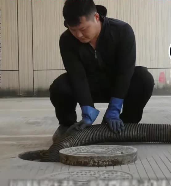 “95后”，掏粪工！
   上班开粪车，下班开奔驰，男子说：从小就跟着家里干这