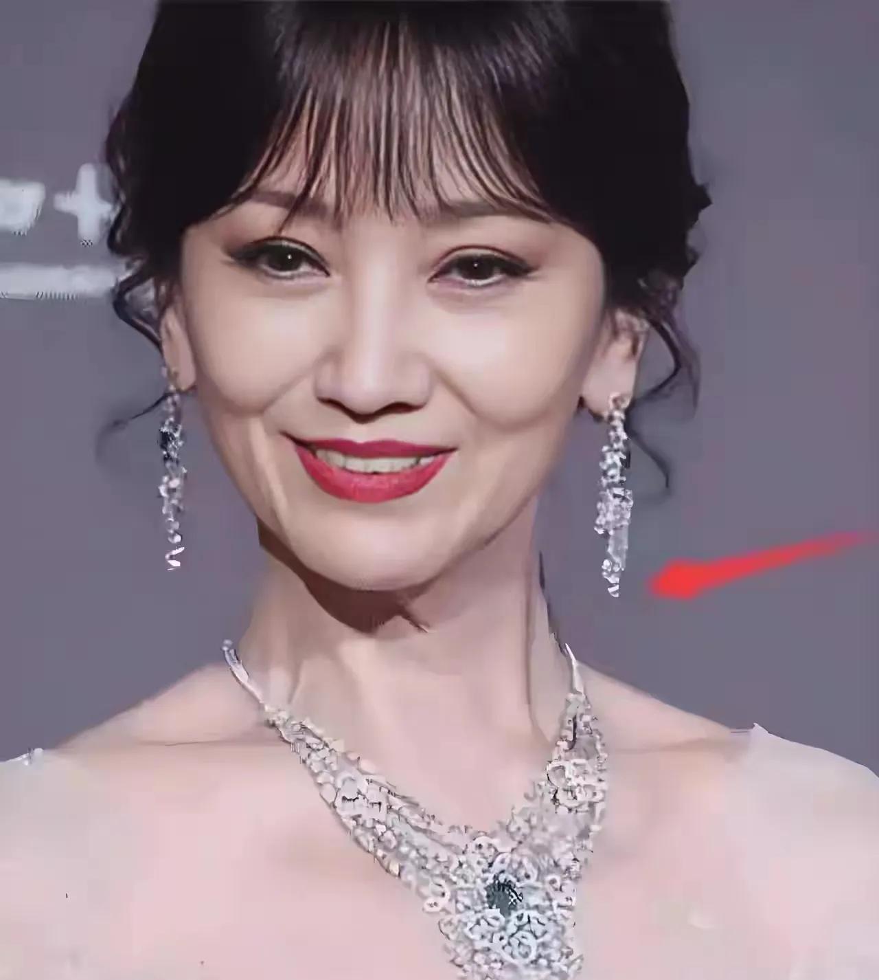 毕竟70多岁了，还穿成18岁少女，内心在年轻，也是在装嫩