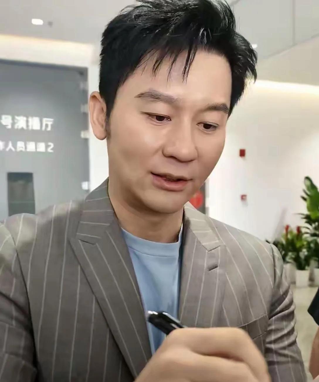 镜头中的李晨发型拉风，皮肤白皙，朗目疏眉，神仪明秀，但总感觉面孔也有些馒化，似有