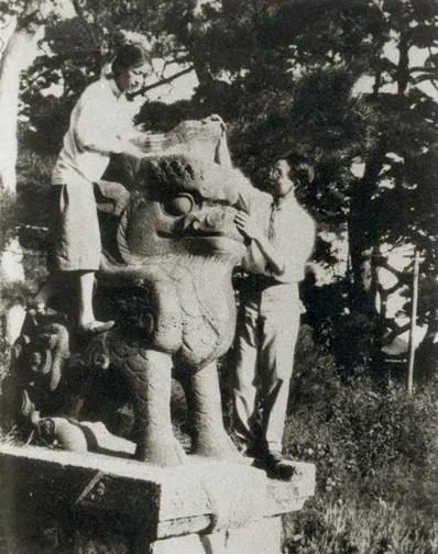 梁思成、林徽因于沈阳北陵，1928—1930年，中国营造学社纪念馆藏。#新锐创作