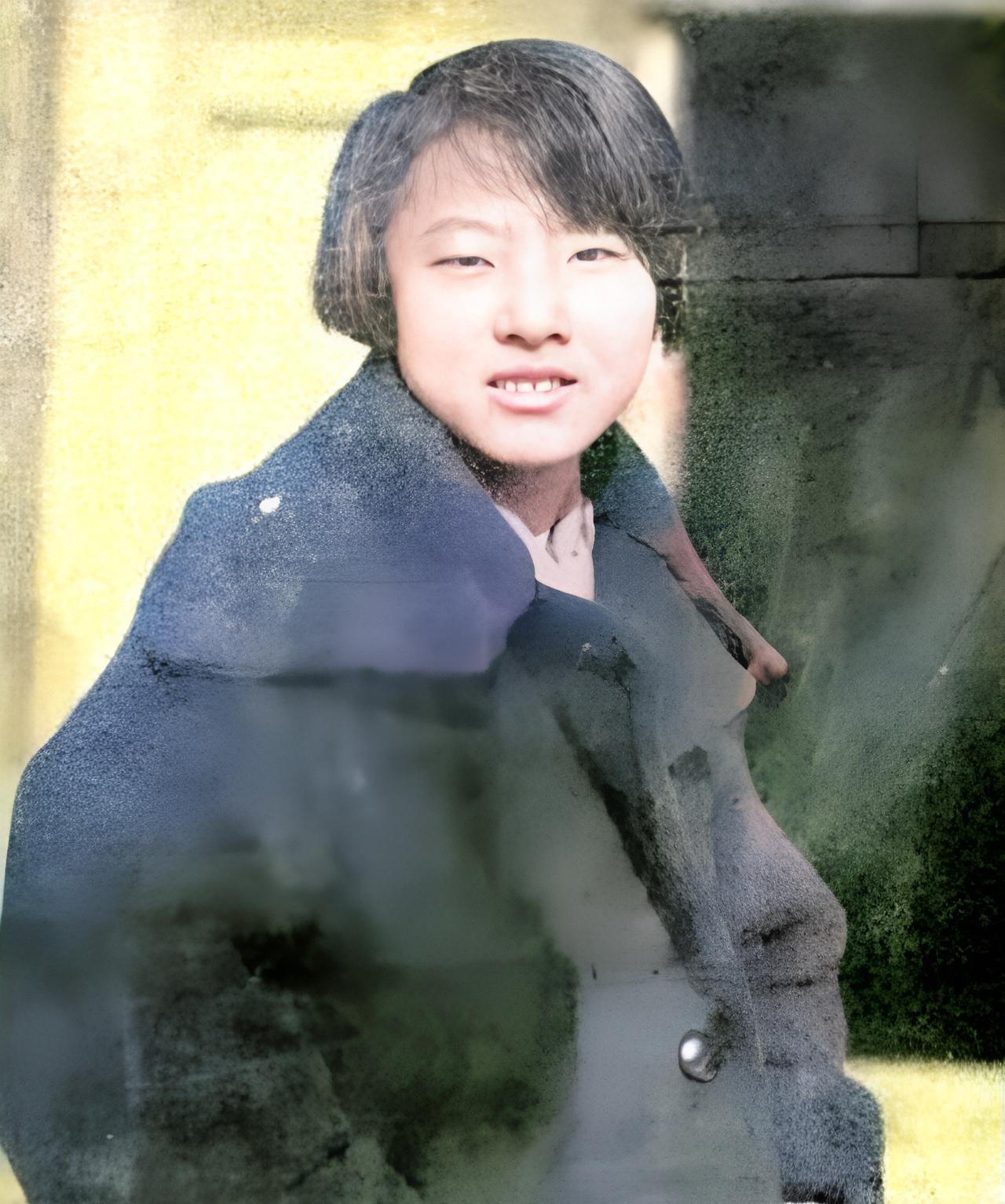 这名留着短发，精神干练的姑娘正是张汉卿与于凤至的女儿张闾瑛。张闾瑛比父亲张汉卿小