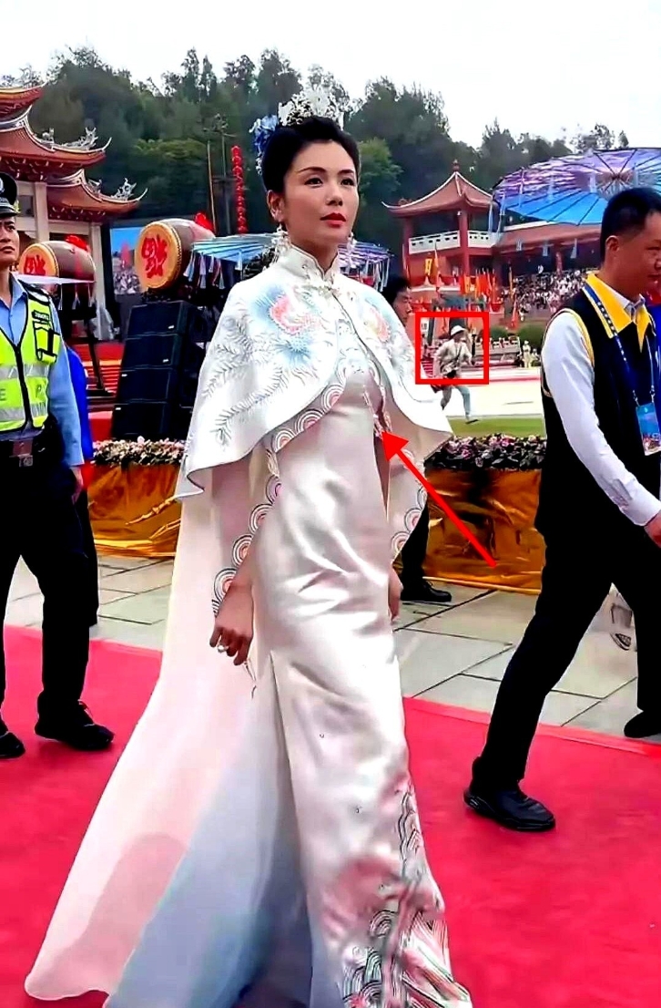 13年前剧组掷杯问卦，三炷香齐断，涛姐一跪烛火蹿高三尺，吓得导演急改剧本。组里老