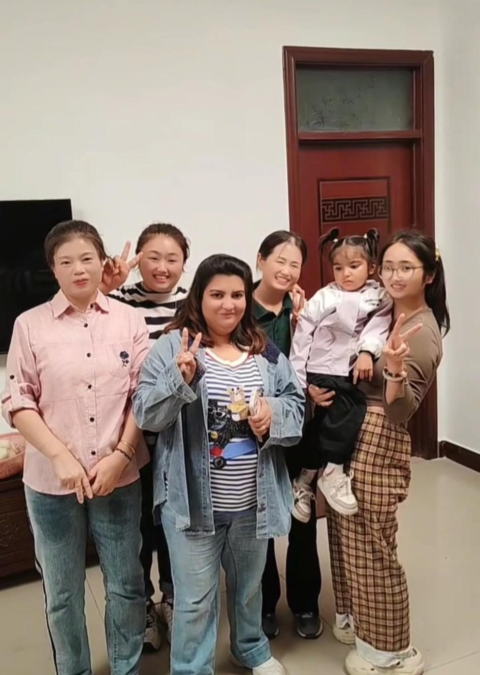 烧烤刘家的亲戚，拍视频分享了烧烤刘媳妇安波，从巴基斯坦来中国以后的幸福生活。
 