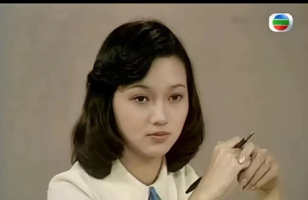 #你喜欢初涉荧屏的赵雅芝吗#
参选港姐后，1975年，初涉荧幕《乘风破浪》的赵雅