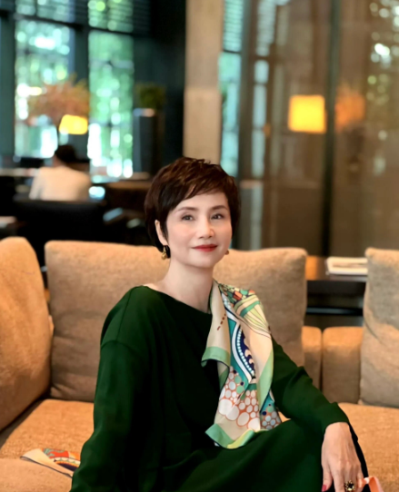 主持人徐莉年轻的时候没有倪萍漂亮，但现在老了特别有韵味，看着比倪萍有气质多了。