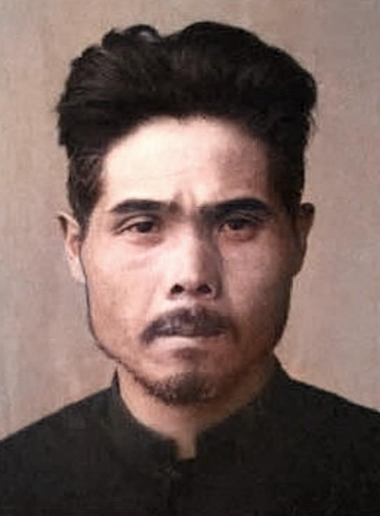 松井曹长用木棒捅进妇女的下身，见妇女痛苦惨叫，大谷上等兵说：“太短了，还是长的好