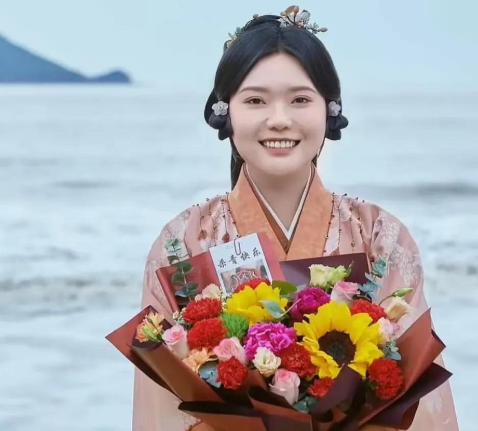 李雪琴的演技被低估了，
看到她饰演的小桃，
我从这个小角色身上感受到了巨大的潜力