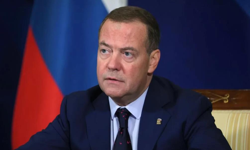 梅德韦杰夫真的是一针见血！针对英国首相斯塔默邀请乌克兰总统泽连斯基前往伦敦参加欧