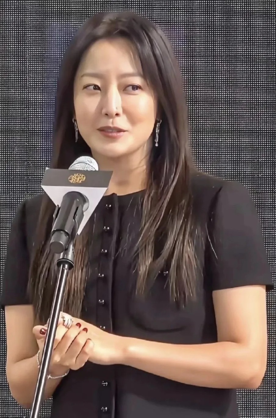 金喜善现在这状态，
一看就是没有整过容，是纯天然的美女！
