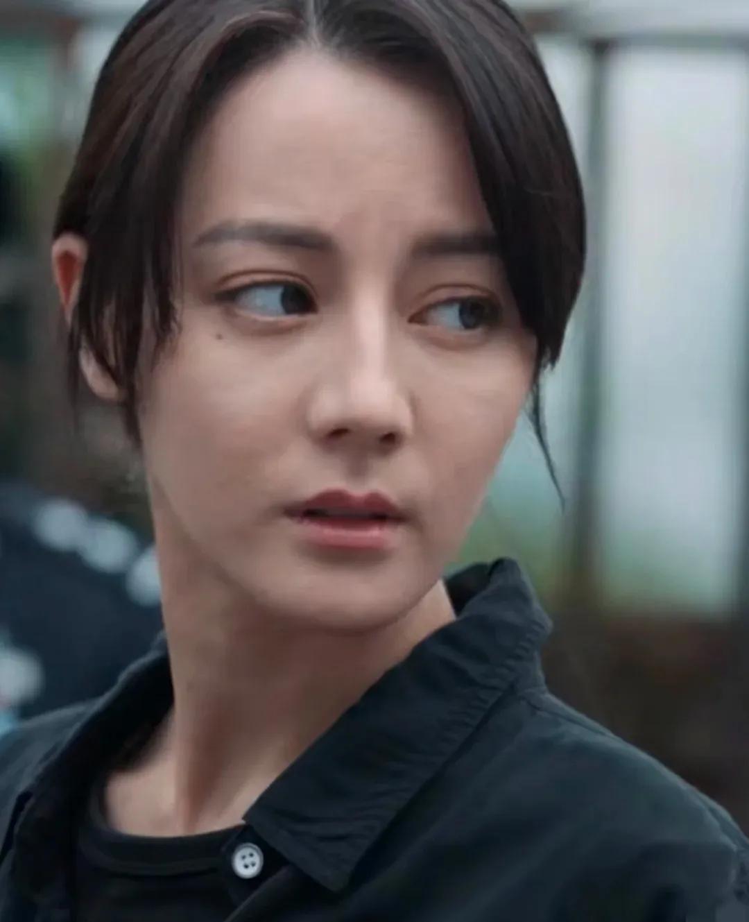 迪丽热巴皮肤怎么回事？总感觉有点粗糙，不过五官是真的一眼惊艳啊。#迪丽热巴#