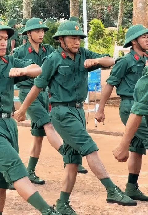 让你们见识一下什么叫帅气的越南军人，不许反驳哦……