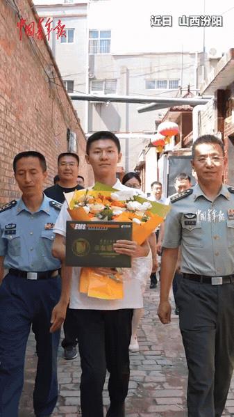 “光宗耀祖了！”山西，男生听到敲门声，以为是快递！结果，打开门却发现门口站着几名