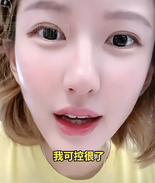 感觉赵露思快崩溃了
她在直播时透露，自己被人推掉了很多场活动和拍摄，原因是对方说