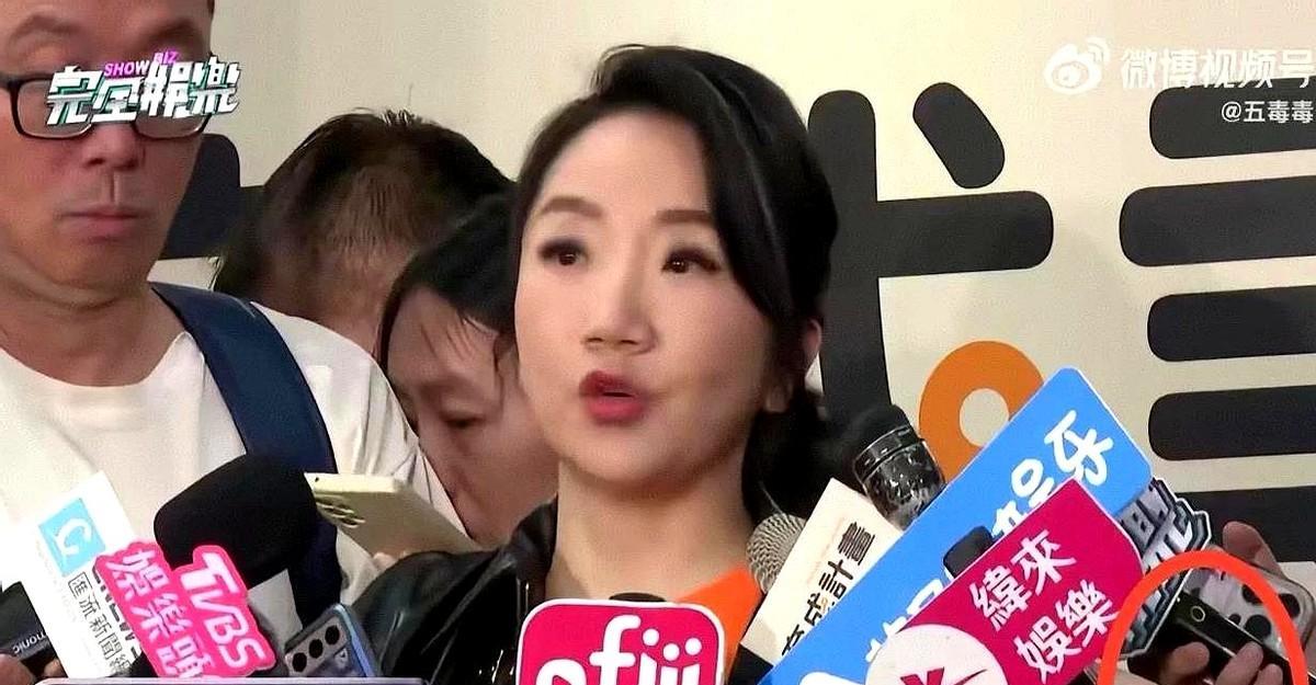 没人逼你表态，但可以不用你；你想来大陆赚钱，这个机会只给心向祖国的艺人。
说白了