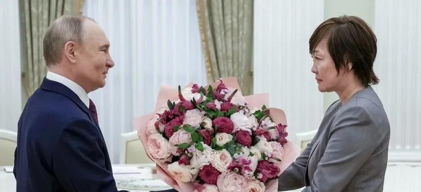 5月30日，俄罗斯官方发布了消息，普京在莫斯科的克里姆林宫亲自会见了安倍晋三的夫