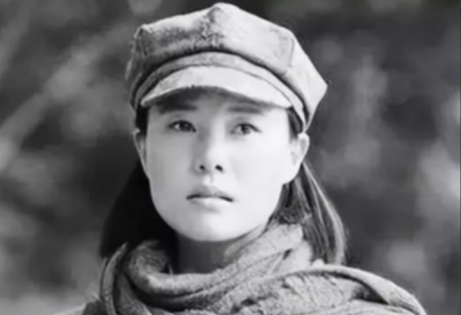 1937年，甘肃一貌美的女红军被敌人抓住，正要拉去砍头。突然，敌军军官叫住了行刑