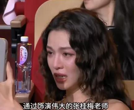 宋佳获得白玉兰最佳女主角。
估计大家怎么都没有想到吧。
在台下最为宋佳感到开心的