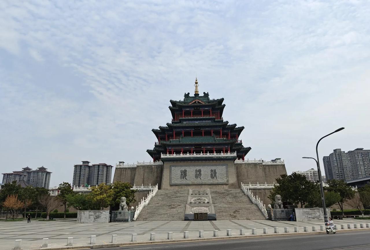 咸阳精卫楼。规模非常大，全新的仿古建筑也要收门票40块钱，不过这也多见的黄鹤楼、
