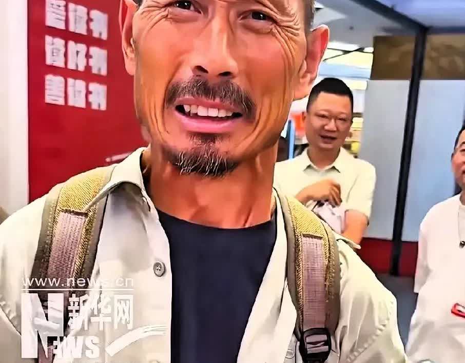 这位老人的精神感动了无数人！

河南濮阳的这个60岁大伯被公益人陈行甲尊敬赠