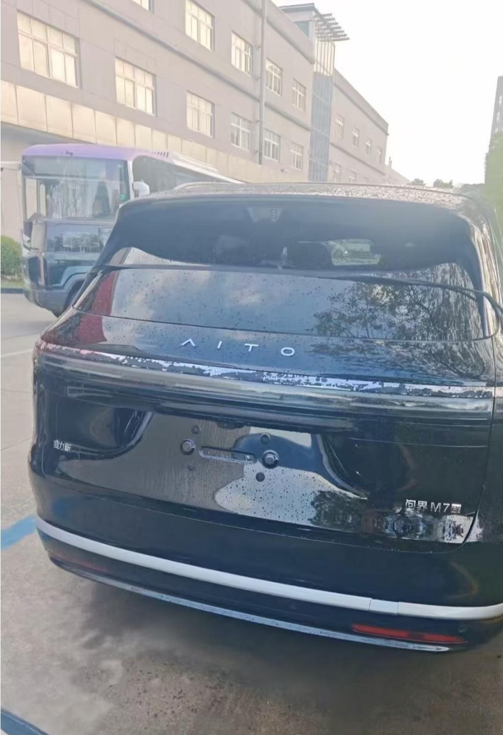 「问界M7 EV」，尾灯区别于M8、M9；
车头大概率还是一套脸，估计「工信部车