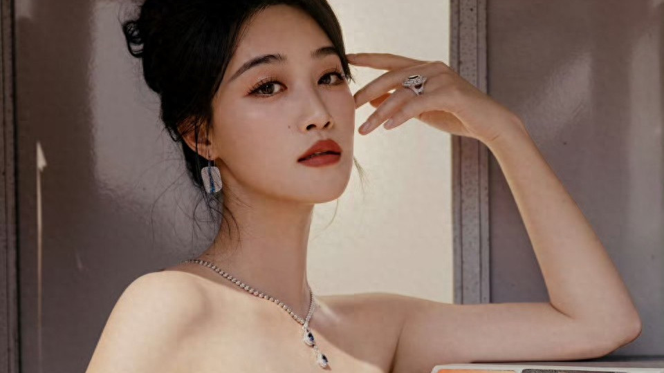 蓝盈莹街拍放大招，鎏银人鱼裙，市井里的精致暴击