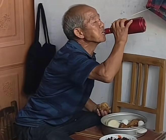 中国的男人最苦逼，幸福感贼低！
不夸张地说，如今中国婚姻里，男人似乎成了最不受尊