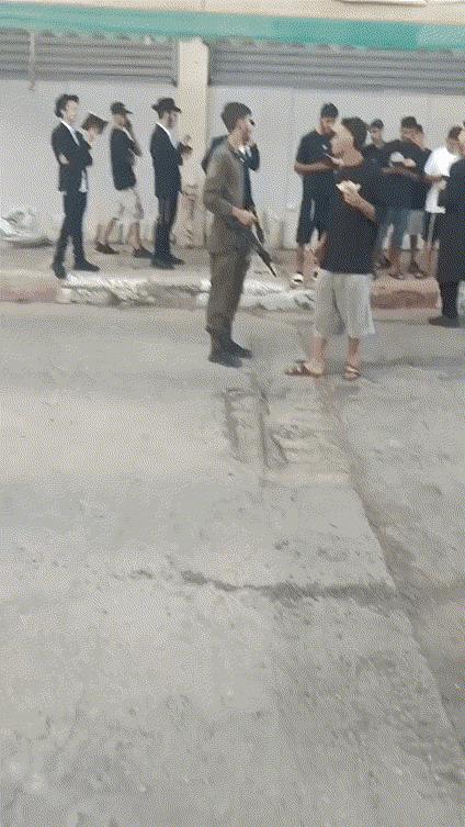 今天一天防空警报不断，犹太人到防空洞口念经祷告平安……如果祷告有用的话，那我祷告