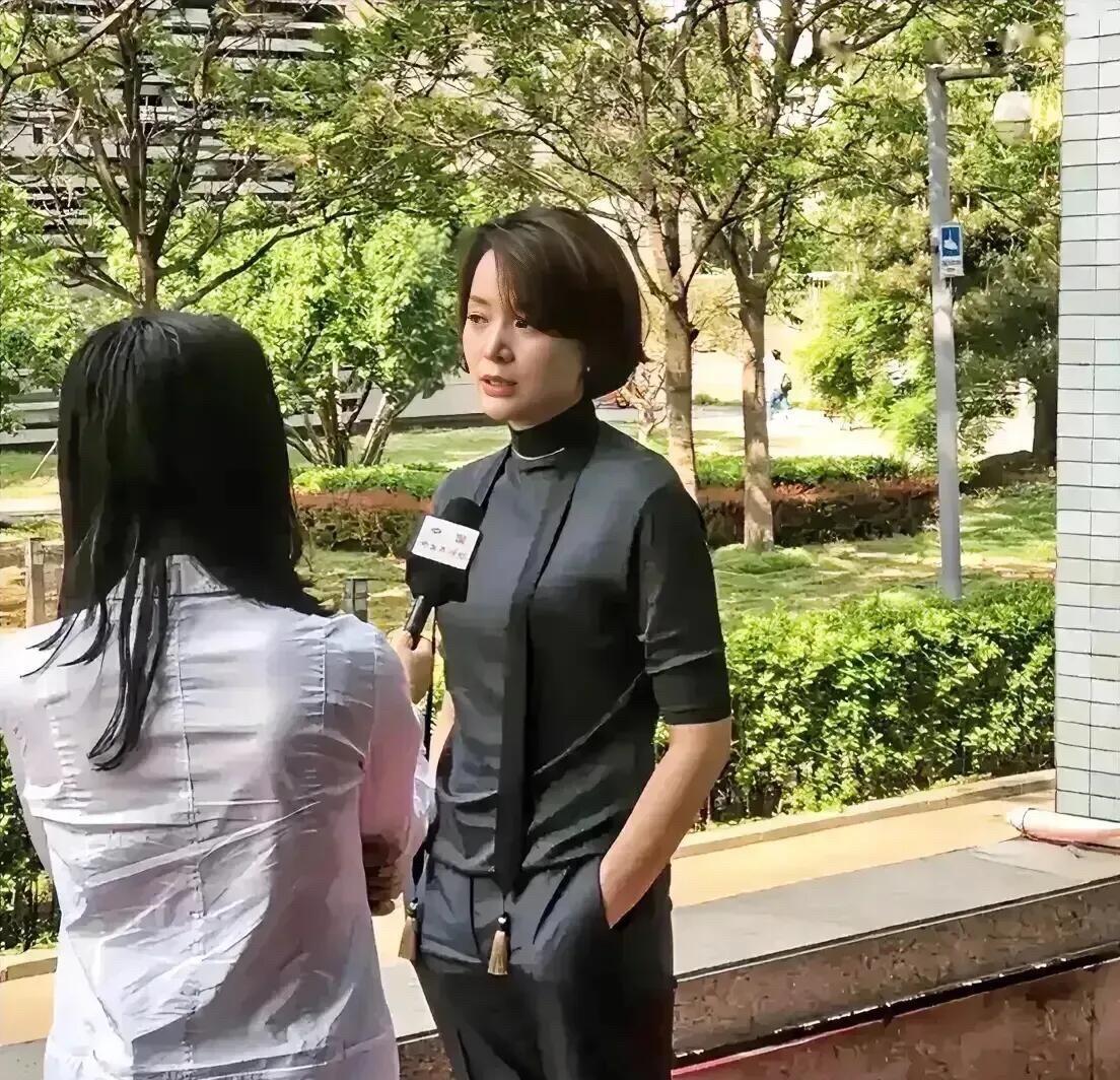 电视上看到的一般般，现实中这么好看，无论是身材，还是长相气质，真的不一样啊，董卿