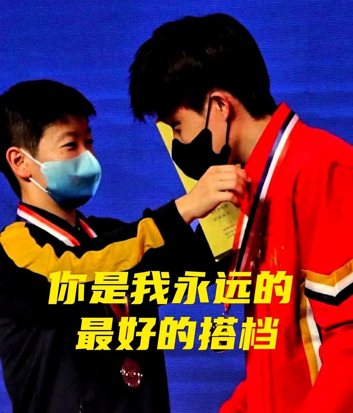 巴黎奥运夺冠一年后，“莎头”组合竟然面临被拆散的可能。
这对搭档8年的王牌，到底