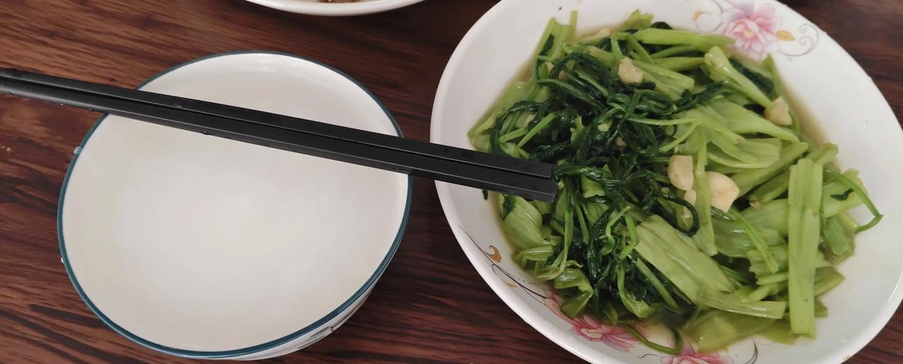 #夏日生活打卡季#看似朴素的空心菜配白粥午餐，背后或许藏着不同的生活况味。有人将