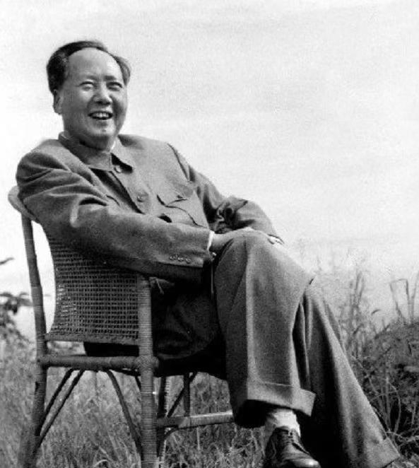 1975年，为了庆祝毛主席82岁的生日，厨师长精心擀了一碗长寿面。不料，在煮的过