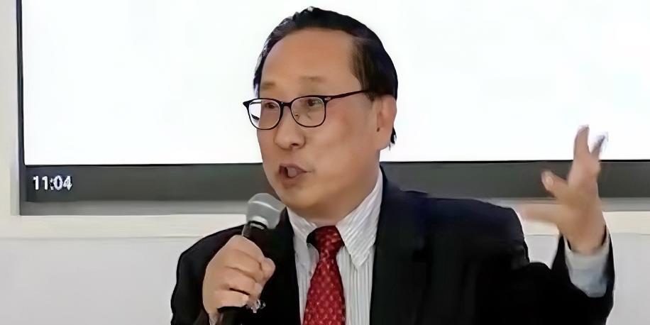 一句话，就能把一个国际会场问到鸦雀无声。
那位菲律宾学者，脸估计都白了。我们这边