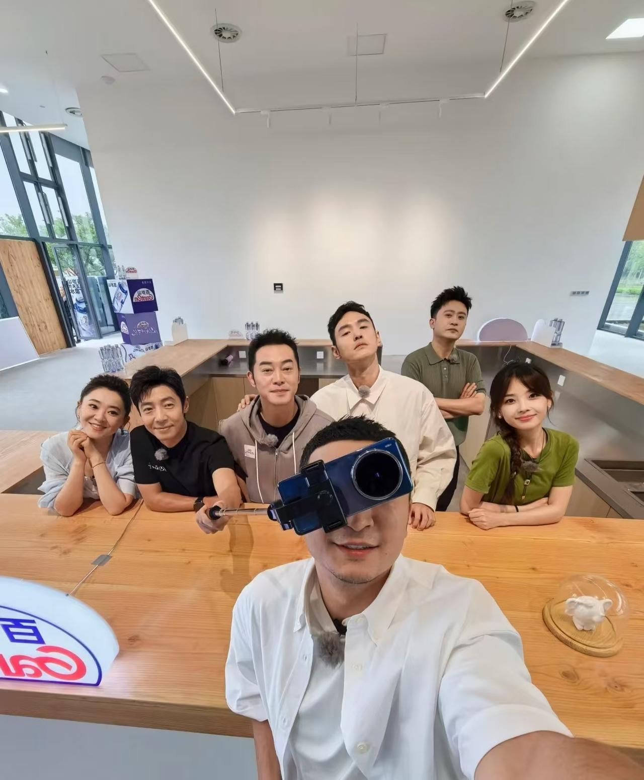 吓到我了！乍一看还以为出现了什么高科技产品，可以直接将手机安装在头上。
仔细一看