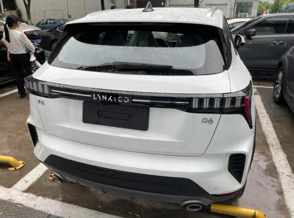 领克06使用一个月
整个车落地13.1买的劲pro，算半个老司机，车倒是没什么问