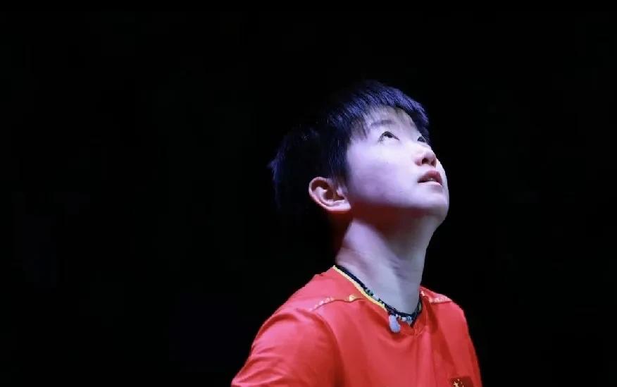 当时10：9关键分擦边后，我以为你抬头是看回放。



比赛进行到白热化阶段，比