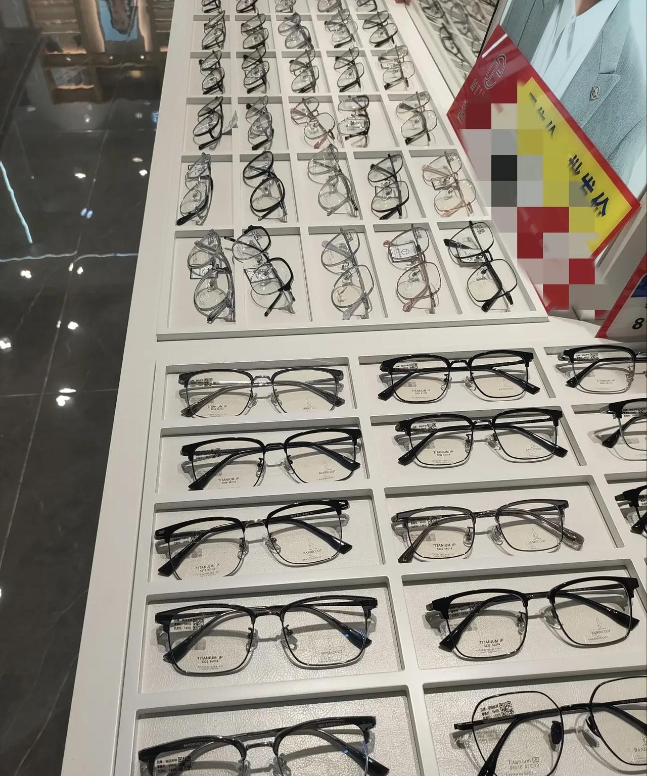 强烈建议国家对中小学使用电子产品教学进行改革，务必减少教师使用电子教学频率。
今