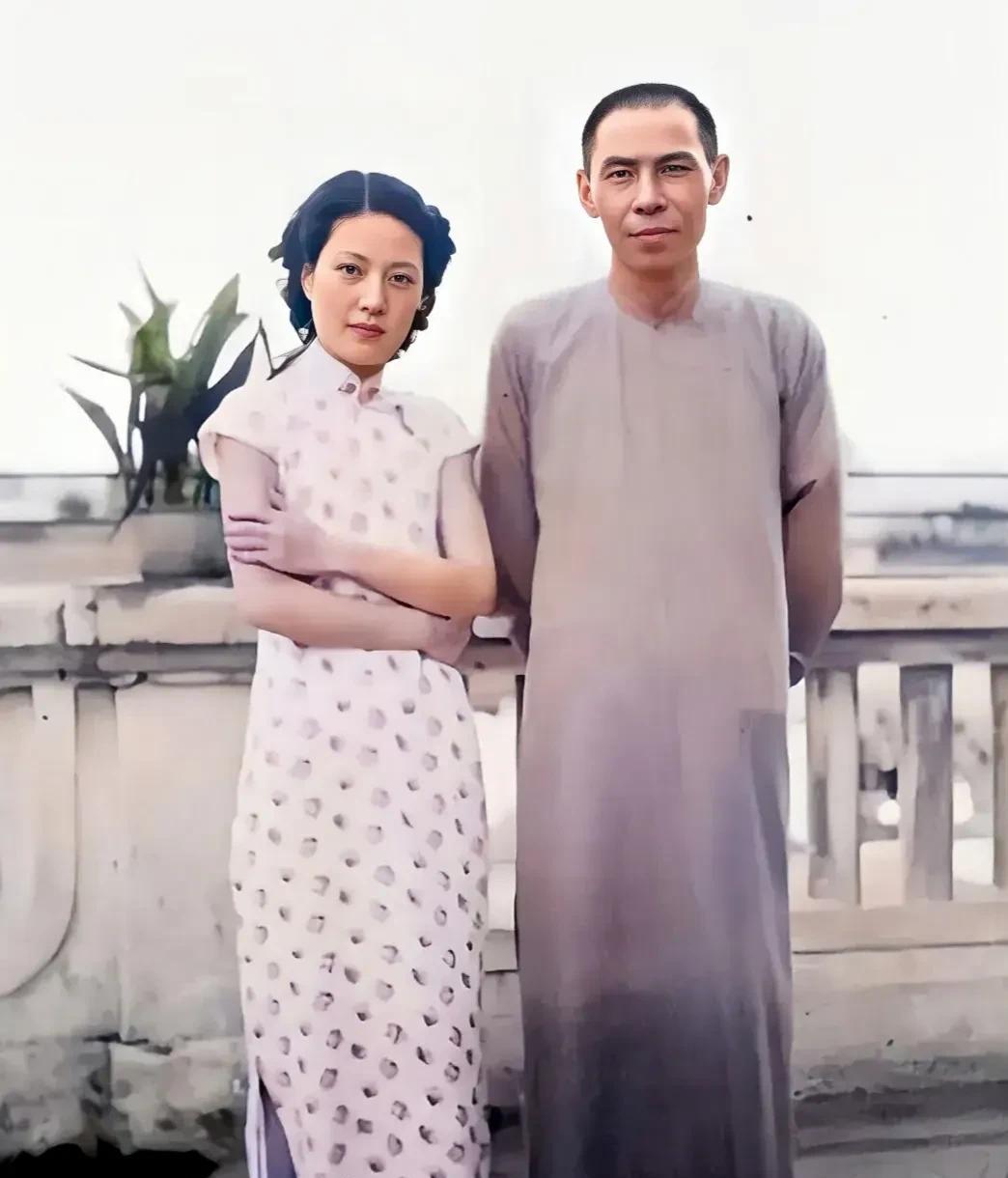 这张照片展现出了两位民国人物在1936年上海的情景，原来这才是两人年轻时的真实貌