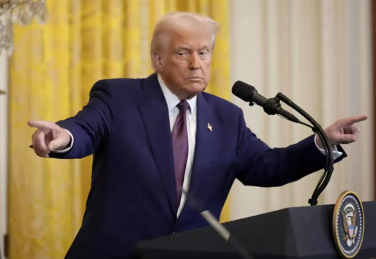 【特朗普终于认错，向中国发起贸易谈判请求】

CNN、俄卫星通讯社综合报道，特朗