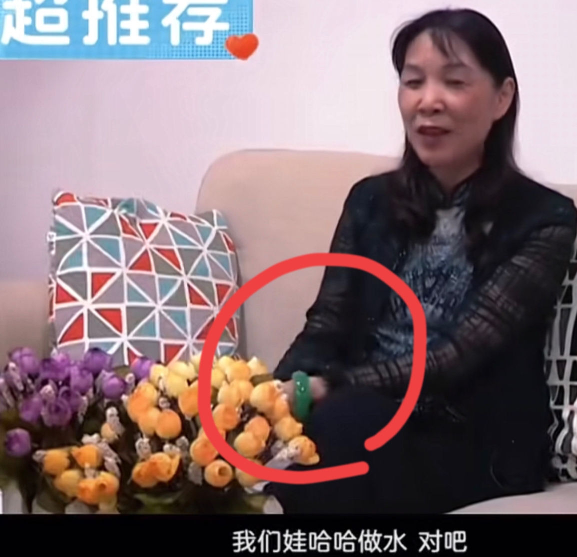 杜建英的手镯，不是开玩笑的，

这个清透的祖母绿大轮胎手镯太耀眼了，又大又厚还没