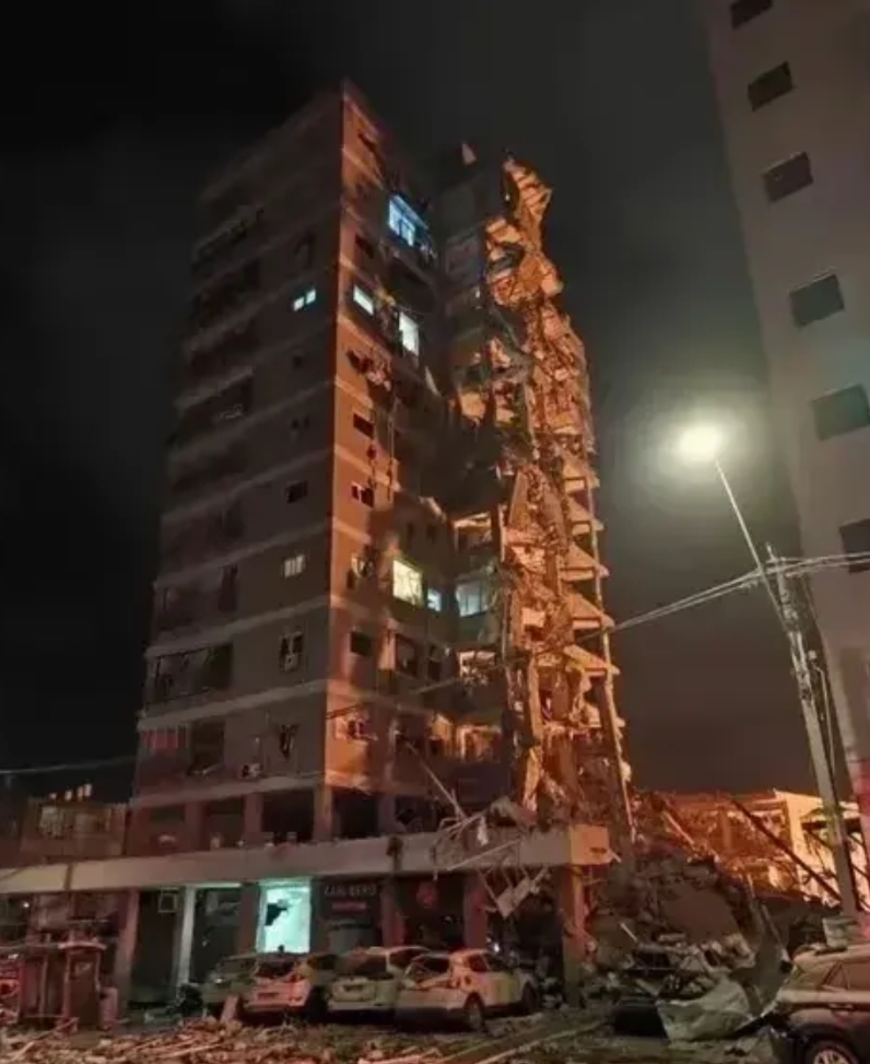 必须夸一下以色列的建筑就是强啊！

在伊朗的导弹打击之下，这半边都被削掉了，另外
