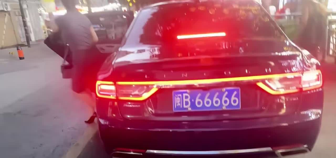 抛开车牌不说 这是我见过最美的女人