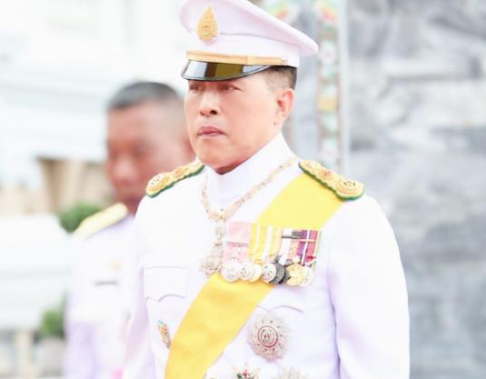泰国玛哈国王又发福了吗？
9月20日，玛哈国王和夫人苏提达王后参加拉玛八世诞辰1